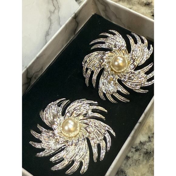 Vintage Sarah Coventry Silver Pinwheel Clip On Earrings 1962 Faux Pearl Retro - Picture 1 of 14